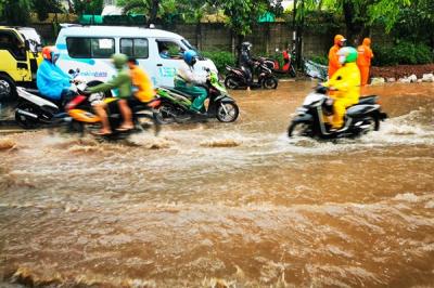Kendaraan melintasi genangan air akibat hujan deras di Jalan Raya Kebayoran Lama, Jakarta Selatan, Minggu (7/11/2021).