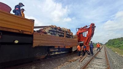 PT KAI (Persero) Daop 1 Jakarta melakukan berbagai upaya yang mengedepankan keselamatan untuk mewujudkan perjalanan kereta api (KA) yang lancar dan terkendali.