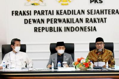 Ketua Fraksi PKS Jazuli Juwaini (tengah) bersama Anggota DPR Fraksi PKS Muzammil Yusuf (kiri) dan Fahmi Alaydroes saat menggelar konferensi pers.