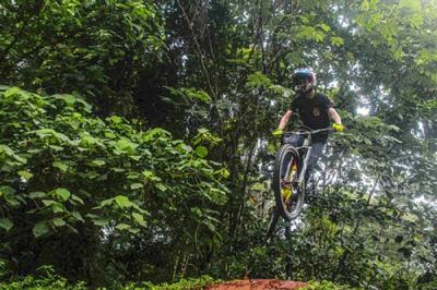 Sejumlah remaja komunitas ROAM UI berlatih sepeda gunung di kawasan hutan Universitas Indonesia, Depok, Jawa Barat, Senin (8/11/2021).