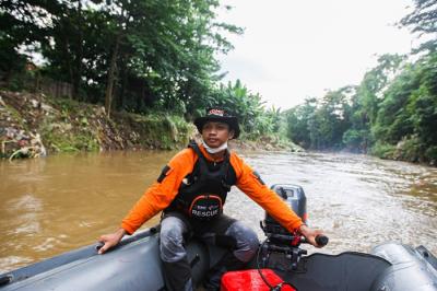 Susur sungai di sungai Ciliwung, Condet, Jakarta Timur, Selasa (9/11/2021).