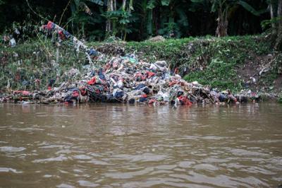 Susur sungai di sungai Ciliwung, Condet, Jakarta Timur, Selasa (9/11/2021).