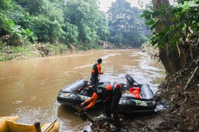 Susur sungai di sungai Ciliwung, Condet, Jakarta Timur, Selasa (9/11/2021).