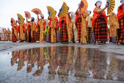 Sejumlah penari dengan pakaian adat Sulsel melakukan gladi persembahan sebelum tampil pada perayaan HUT Makassar di Pantai Losari, Makassar, Selasa (9/11/2021).