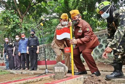 Pemasangan bambu runcing di atas pusara 7 Legiun Veteran RI Pejuang Kemerdekaan RI (PKRI) di Makam Keluarga Besar Brigade XVII Ex TNI/Tentara Pelajar.