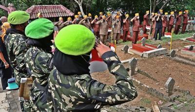 Pemasangan bambu runcing di atas pusara 7 Legiun Veteran RI Pejuang Kemerdekaan RI (PKRI) di Makam Keluarga Besar Brigade XVII Ex TNI/Tentara Pelajar.