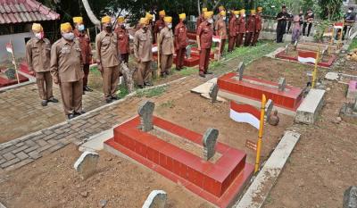 Pemasangan bambu runcing di atas pusara 7 Legiun Veteran RI Pejuang Kemerdekaan RI (PKRI) di Makam Keluarga Besar Brigade XVII Ex TNI/Tentara Pelajar.