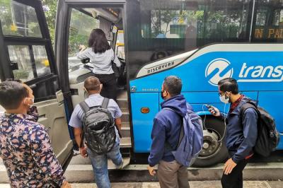 Penumpang saat mengantri masuk Transjakarta di kawasan Jakarta Pusat, Selasa (9/11/2021).