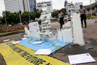Relawan Greenpeace saat menggelar aksi 1.000 kartu pos rakyat untuk Presiden Joko Widodo di kawasan Patung Kuda, Jakarta Pusat, Rabu (10/11/2021).