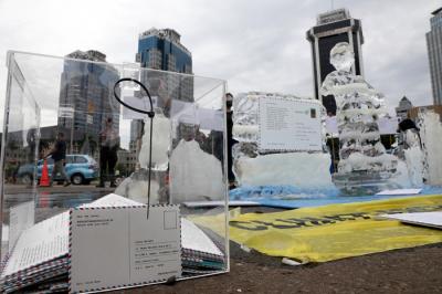 Relawan Greenpeace saat menggelar aksi 1.000 kartu pos rakyat untuk Presiden Joko Widodo di kawasan Patung Kuda, Jakarta Pusat, Rabu (10/11/2021).