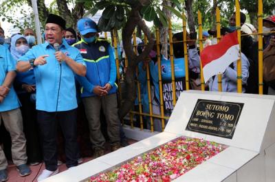 Ketua Umum Partai Gelombang Rakyat Indonesia Muhammad Anis Matta menabur bunga ketika ziarah dan doa bersama ziarah di makam Pahlawan Nasional Dr Sutomo.