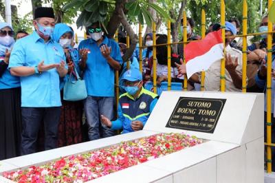 Ketua Umum Partai Gelombang Rakyat Indonesia Muhammad Anis Matta menabur bunga ketika ziarah dan doa bersama ziarah di makam Pahlawan Nasional Dr Sutomo.