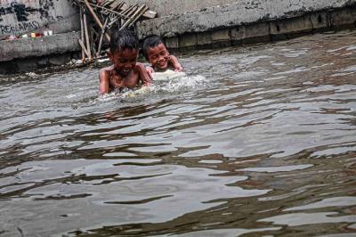 Sejumlah anak-anak sedang bermain di kawasan Tanggul Laut Muara Baru, Jakarta Utara, Rabu (10/11/2021).