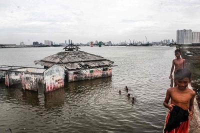 Sejumlah anak-anak sedang bermain di kawasan Tanggul Laut Muara Baru, Jakarta Utara, Rabu (10/11/2021).