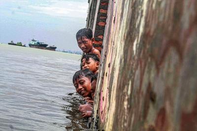 Sejumlah anak-anak sedang bermain di kawasan Tanggul Laut Muara Baru, Jakarta Utara, Rabu (10/11/2021).