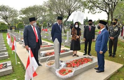 Presiden Joko Widodo melaksanakan prosesi tabur bunga di pusara sejumlah pahlawan di Taman Makam Pahlawan Nasional Utama Kalibata, Jakarta, Rabu (10/11/2021).