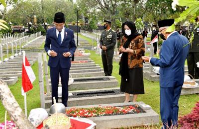 Presiden Joko Widodo melaksanakan prosesi tabur bunga di pusara sejumlah pahlawan di Taman Makam Pahlawan Nasional Utama Kalibata, Jakarta, Rabu (10/11/2021).