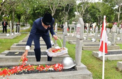 Presiden Joko Widodo melaksanakan prosesi tabur bunga di pusara sejumlah pahlawan di Taman Makam Pahlawan Nasional Utama Kalibata, Jakarta, Rabu (10/11/2021).