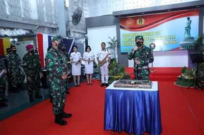 Panglima TNI Marsekal TNI Hadi Tjahjanto melaksanakan tatap muka dengan para Prajurit TNI AL diatas KRI Makassar-590.
