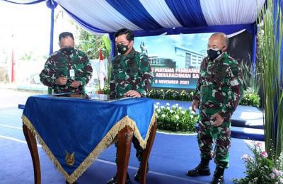 Panglima TNI Marsekal TNI Hadi Tjahjanto meletakan Batu Pertama dan Penandatanganan Prasasti Pembangunan RSAU Prof. DR. Abdulrachman Saleh.