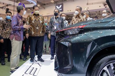 Menteri Koordinator Bidang Perekonomian Airlangga Hartarto memberikan sambutan saat opening ceremony GIIAS 2021 di ICE, BSD, Tangerang, Kamis (11/11/2021).