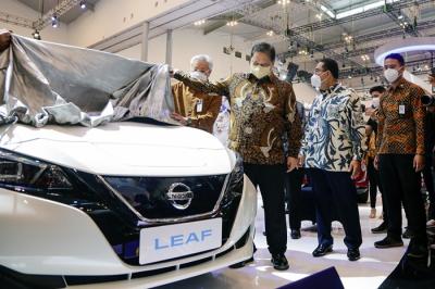 Menteri Koordinator Bidang Perekonomian Airlangga Hartarto memberikan sambutan saat opening ceremony GIIAS 2021 di ICE, BSD, Tangerang, Kamis (11/11/2021).