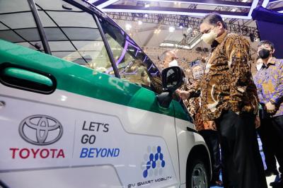 Menteri Koordinator Bidang Perekonomian Airlangga Hartarto memberikan sambutan saat opening ceremony GIIAS 2021 di ICE, BSD, Tangerang, Kamis (11/11/2021).
