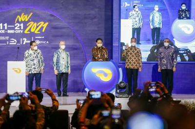 Menteri Koordinator Bidang Perekonomian Airlangga Hartarto memberikan sambutan saat opening ceremony GIIAS 2021 di ICE, BSD, Tangerang, Kamis (11/11/2021).