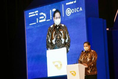 Menteri Koordinator Bidang Perekonomian Airlangga Hartarto memberikan sambutan saat opening ceremony GIIAS 2021 di ICE, BSD, Tangerang, Kamis (11/11/2021).
