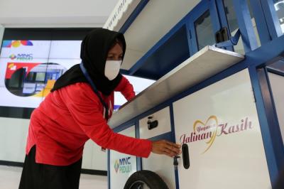Ketua MNC Peduli Jessica Tanoesoedibjo (kiri) memberikan bantuan gerobak secara simbolis kepada ibu Tia di Jakarta, Kamis (11/11/2021).