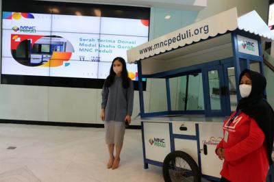 Ketua MNC Peduli Jessica Tanoesoedibjo (kiri) memberikan bantuan gerobak secara simbolis kepada ibu Tia di Jakarta, Kamis (11/11/2021).