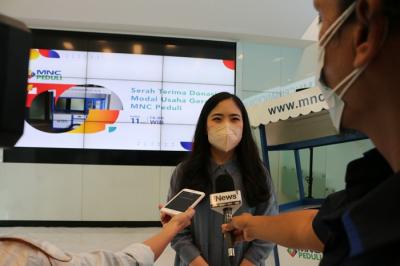 Ketua MNC Peduli Jessica Tanoesoedibjo (kiri) memberikan bantuan gerobak secara simbolis kepada ibu Tia di Jakarta, Kamis (11/11/2021).