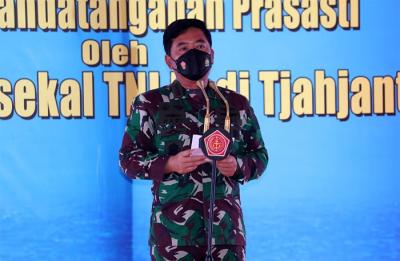 Panglima TNI Marsekal TNI Hadi Tjahjanto menyerahkan secara simbolis kunci rumah kepada ahli waris Prajurit KRI Nanggala-402.