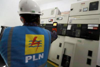 General Manager PLN UID Jakarta Raya Doddy B Pangaribuan (kiri) bersama petugas mengecek Gardu distribusi PLN di Rumah Pompa Waduk Pluit, Jakata Utara.