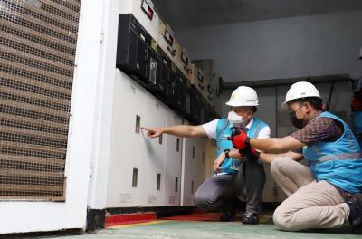 General Manager PLN UID Jakarta Raya Doddy B Pangaribuan (kiri) bersama petugas mengecek Gardu distribusi PLN di Rumah Pompa Waduk Pluit, Jakata Utara.