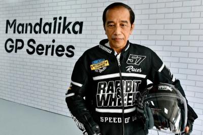 Presiden Joko Widodo mengendarai sepeda motor custom Kawasaki W175 saat mencoba lintasan sirkuit.