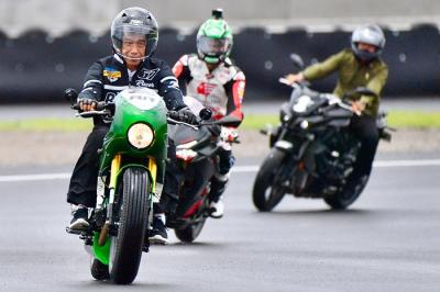 Presiden Joko Widodo mengendarai sepeda motor custom Kawasaki W175 saat mencoba lintasan sirkuit.
