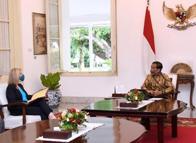 Presiden Joko Widodo menerima kunjungan kehormatan Menteri Luar Negeri Inggris Elizabeth Truss di Istana Merdeka, Jakarta, pada Kamis, 11 November 2021.