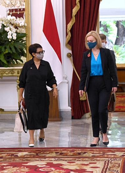 Presiden Joko Widodo menerima kunjungan kehormatan Menteri Luar Negeri Inggris Elizabeth Truss di Istana Merdeka, Jakarta, pada Kamis, 11 November 2021.