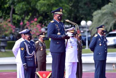Panglima TNI Marsekal TNI Hadi Tjahjanto saat melantik 122 Perwira Prajurit Karier di Plaza Mabes TNI, Cilangkap, Jakarta Timur, Jumat (12/11/2021).