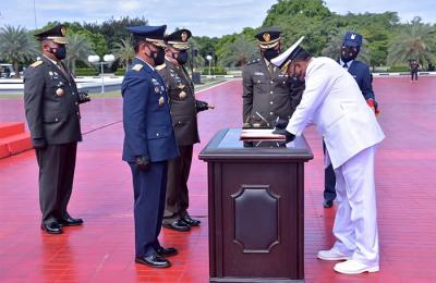Panglima TNI Marsekal TNI Hadi Tjahjanto saat melantik 122 Perwira Prajurit Karier di Plaza Mabes TNI, Cilangkap, Jakarta Timur, Jumat (12/11/2021).