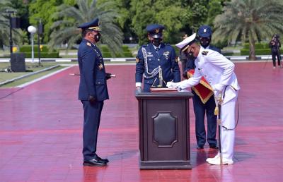 Panglima TNI Marsekal TNI Hadi Tjahjanto saat melantik 122 Perwira Prajurit Karier di Plaza Mabes TNI, Cilangkap, Jakarta Timur, Jumat (12/11/2021).