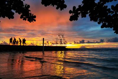 Suasana pemandangan senja yang diabadikan menggunakan smartphone di Pantai Anyer, Serang, Banten, Jumat (12/11/2021).