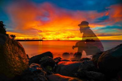 Suasana pemandangan senja yang diabadikan menggunakan smartphone di Pantai Anyer, Serang, Banten, Jumat (12/11/2021).
