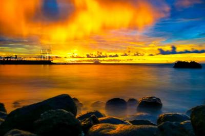 Suasana pemandangan senja yang diabadikan menggunakan smartphone di Pantai Anyer, Serang, Banten, Jumat (12/11/2021).