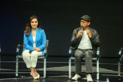 Programming & Acquisition Director RCTI, Dini Putri (tengah) bersama CEO PT Melon Indonesia, Dedi Suherman (kanan) saat konferensi pers di Studio 14 MNC.
