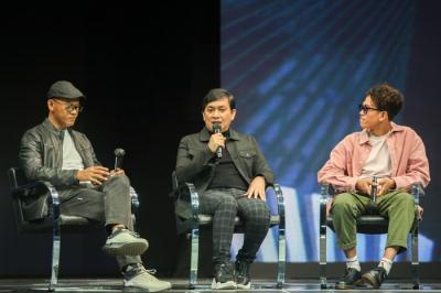 Programming & Acquisition Director RCTI, Dini Putri (tengah) bersama CEO PT Melon Indonesia, Dedi Suherman (kanan) saat konferensi pers di Studio 14 MNC.