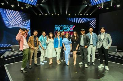 Programming & Acquisition Director RCTI, Dini Putri (tengah) bersama CEO PT Melon Indonesia, Dedi Suherman (kanan) saat konferensi pers di Studio 14 MNC.