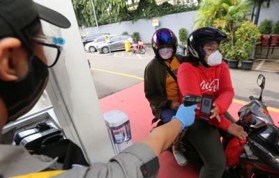 Konsumen membayar menggunakan fitur scan QR Code untuk mendapatkan Cashback 50% dan Diskon 50.000 dari ShopeePay di drive thru gerai McDonald’s.