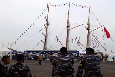 Suasana gelaran Surabaya Pahlawan Jazz dengan venue KRI Dewaruci, di Dermaga Madura Ujung, Koarmada II, Surabaya, Jawa Timur, Jumat (12/11/2021) malam.